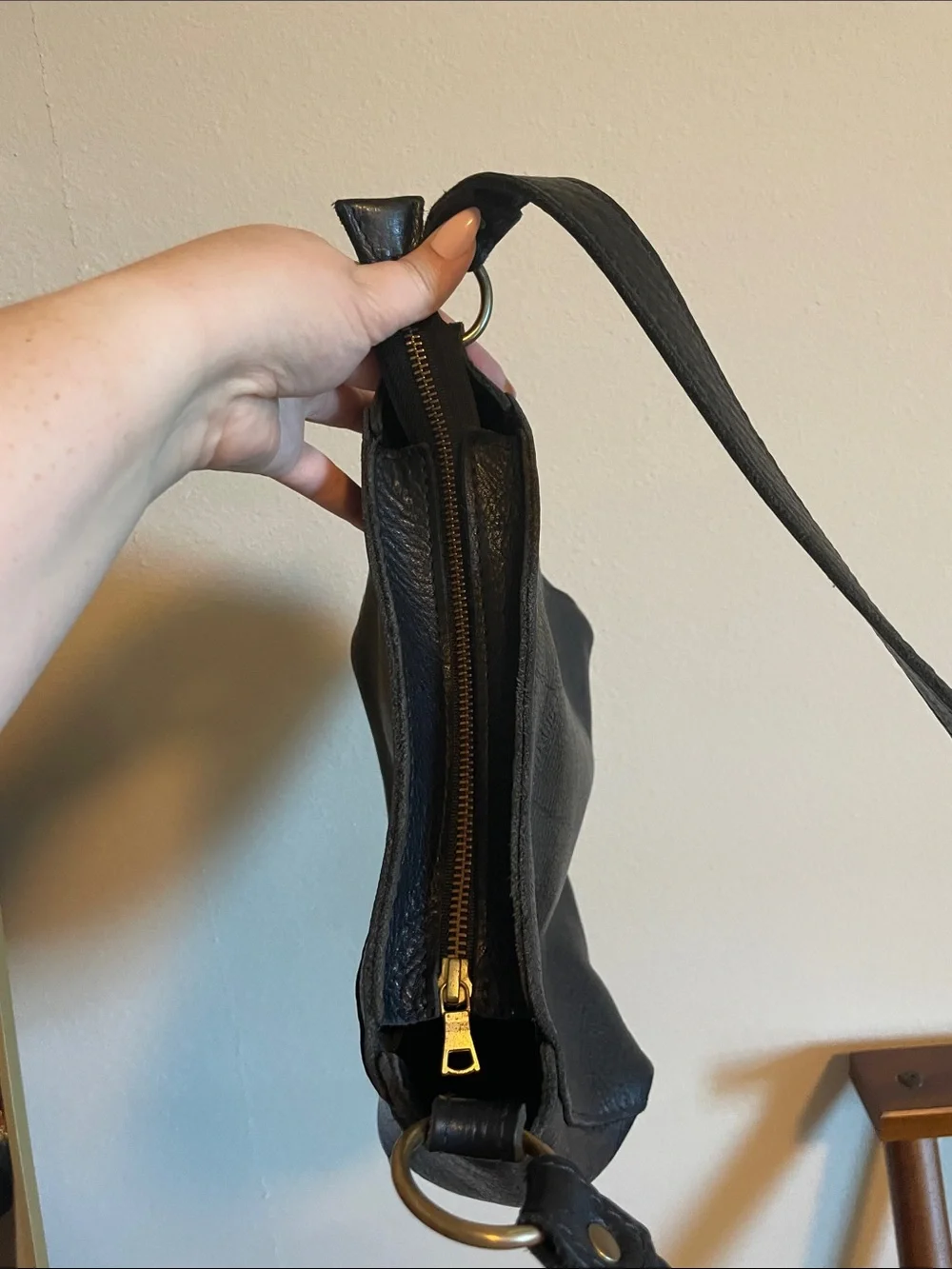 Portland Leather Black Pebbled Leather Triangle Shoulder Bag - Picture 5 of 7
